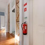 アパート Beautiful 2br High Ceiling/50m From Timeout Market リスボン