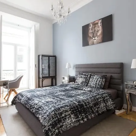 Beautiful 2br High Ceiling/50m From Timeout Market * Lisbon
