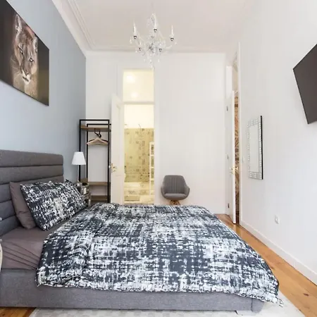 Beautiful 2br High Ceiling/50m From Timeout Market Лісабон