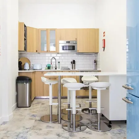 Beautiful 2br High Ceiling/50m From Timeout Market Апартаменти