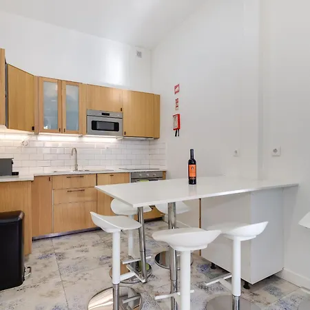 Beautiful 2br High Ceiling/50m From Timeout Market * Lizbona